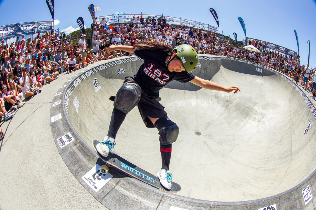 Mizuho Hasegawa, frontside Smith grind.