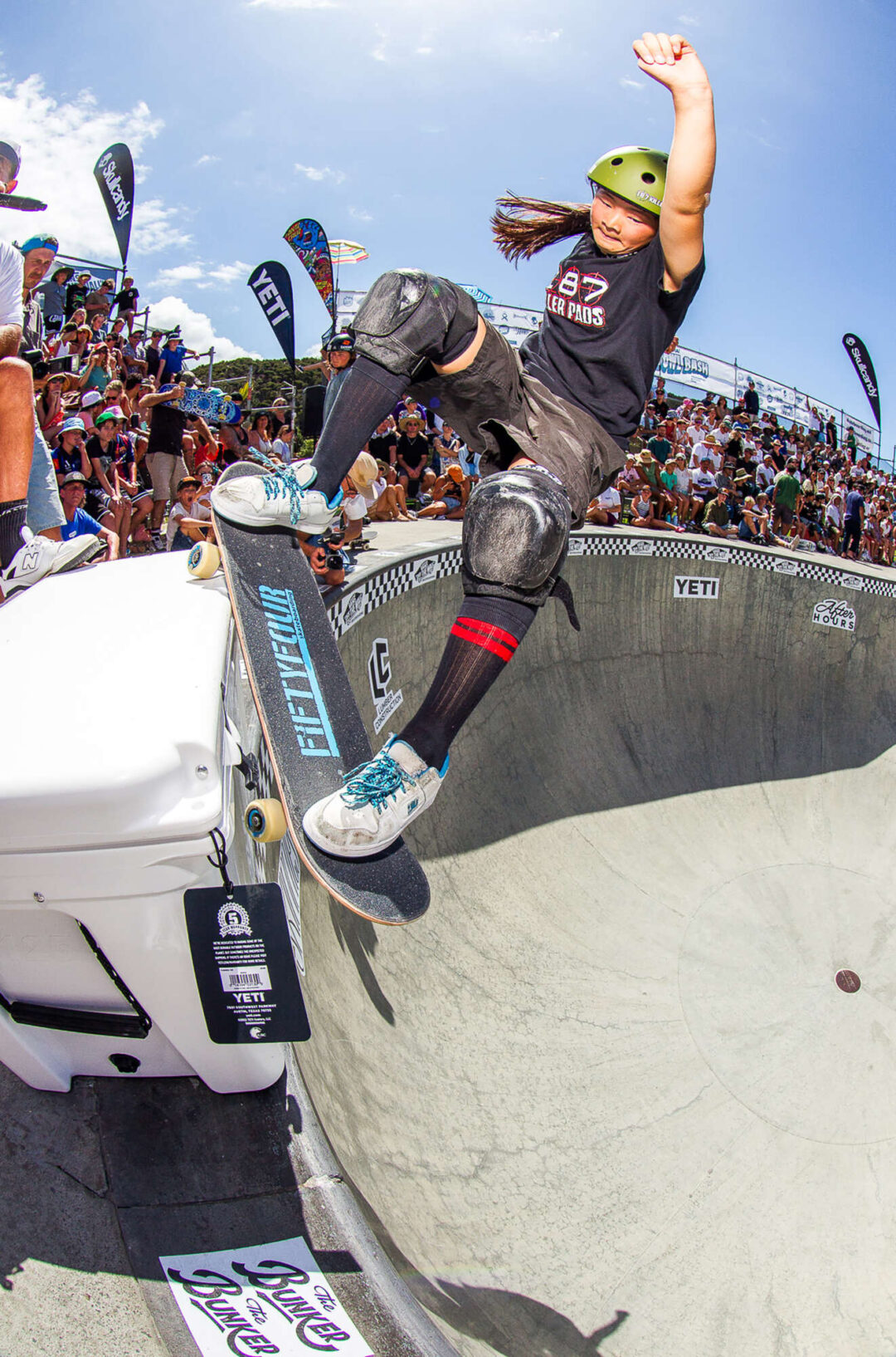 Mizuho Hasegawa, ollie up to Smith stall.