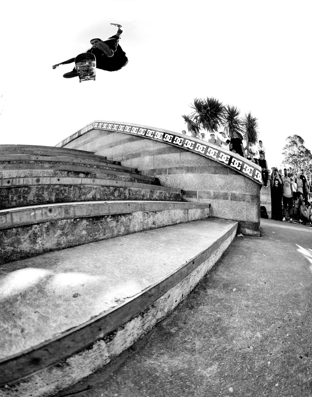 Tiago Lemos, switch varial heelflip.